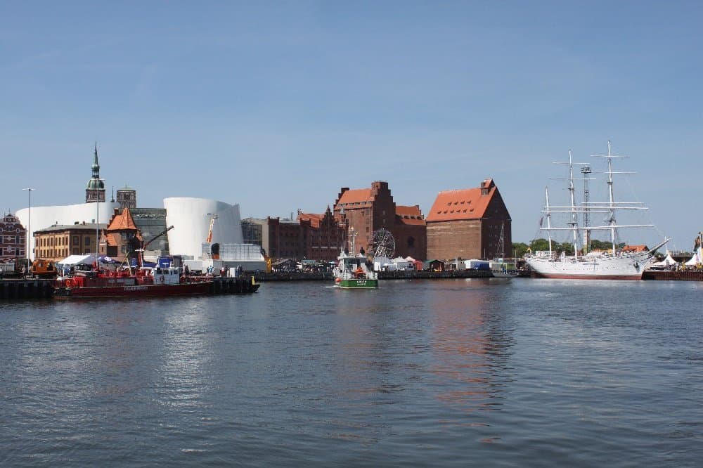 Stralsund-Panorama mit Ozeaneum und Gorch Fock I