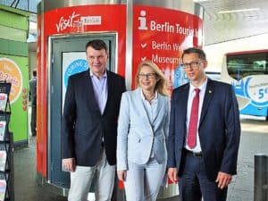 Präsentierten die neue Tourist Info am ZOB: Wirtschaftssenatorin Cornelia Yzer, visitBerlin-Chef Burkhard Kieker (l.) und Andreas Horn, IOB-Geschäftsführer