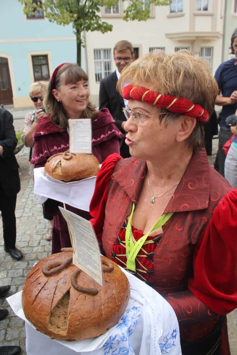 Stadtführerin mit dem Mühlberger Traditionsbrot