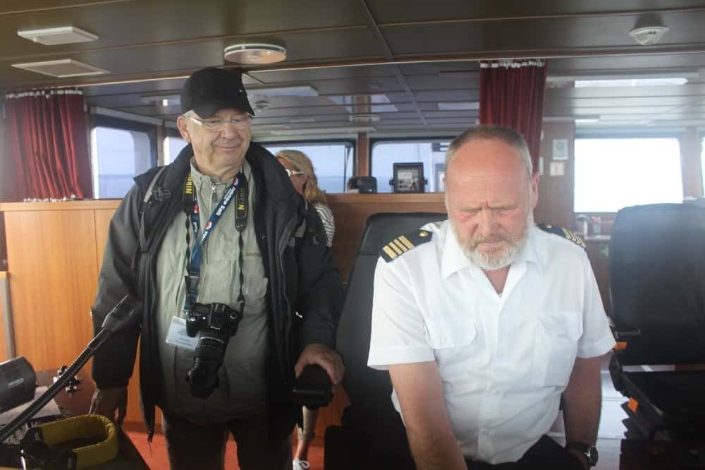 Kapitän Peter Werth (r.) mit HanseSail-Pressechef Klaus-Dieter Block auf der Brücke der ESCHWEGE