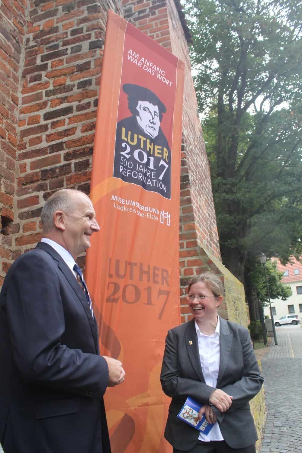 Pfarrerin Anika-Scheinemann-Kohler mit Ministerpräsident Dietmar Woidke vor der St. Marienkirche Herzberg