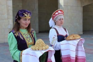 Gäste werden gleich doppelt freundlich empfangen: russisch mit Brot und Salz, tatarisch mit Tschak-Tschak, einer leckeren Süßspeise