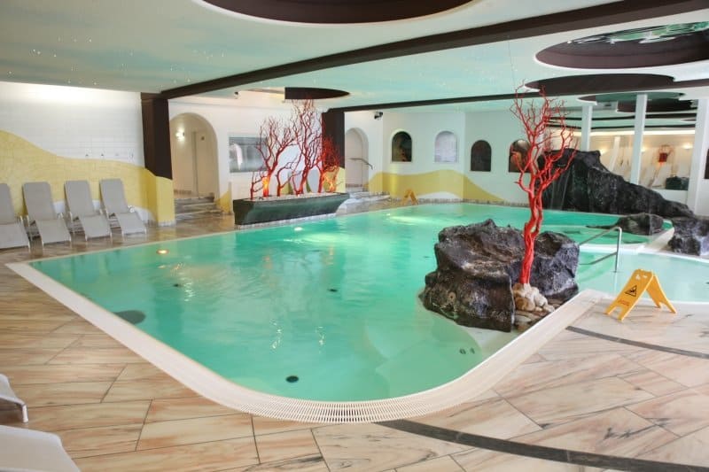 Der Aquaris-Wellnessbereich mit großem Indoor-Pool.