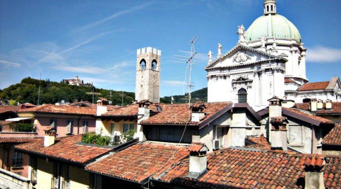 Blick vom Hotel Vittoria über Brescia zur uralten Festung auf dem Colle Cidneo ( Ursprungsort der Stadt).