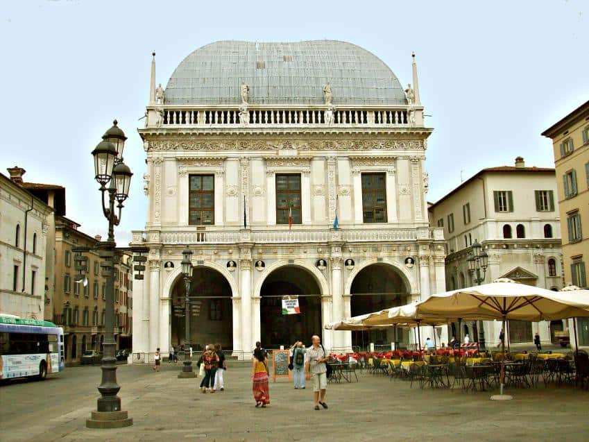 Die 1433 eröffnete Piazza della Loggia mit dem prächtigen Renaissance-Palast, heute Rathaus.