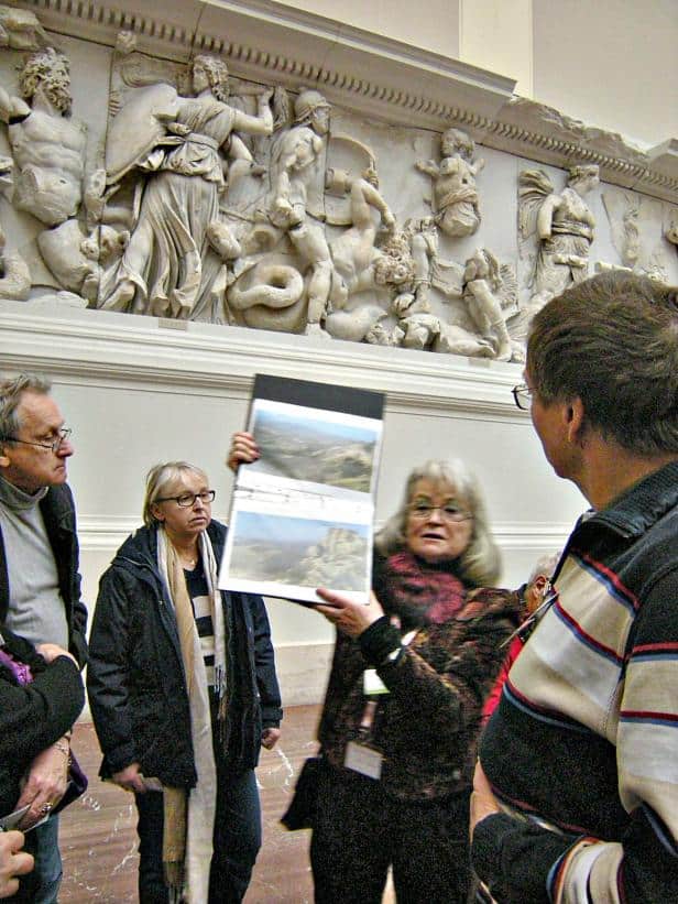 Die Berliner Gästeführerin Edith Anna Haase begleitete Pow-Wow-Teilnehmer kenntnisreich durch das Pergamon-Museum. 