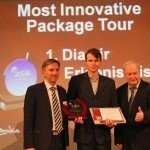 Go Asia-Award: Thomas Mach (Mitte) von DIAMIR Erlebnisreisen nahm den 1. Preis für die „Innovatiste Reise“ von TCME-Chef Norbert Pfefferlein (l.) und CTOUR-Vorstandssprecher Hans-Peter Gaul entgegen