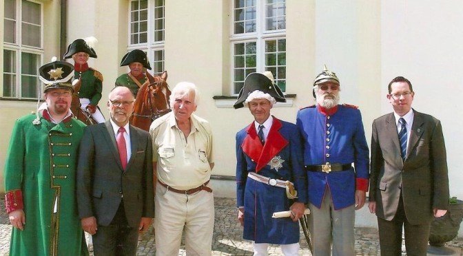 Erich Hobusch (3.v.l.) mit Bezirksbürgermeister Oliver Igel(r.) und Siegfried W. Scheffler, Vorsitzender des Tourismusvereins Berlin Treptow-Köpenick sowie weiteren Gratulanten