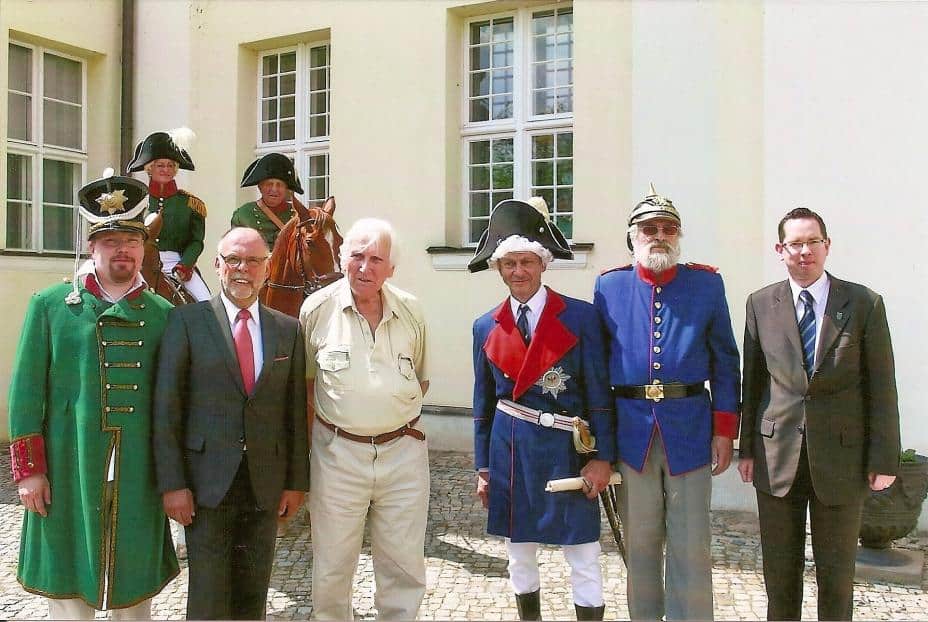Erich Hobusch (3.v.l.) mit Bezirksbürgermeister Oliver Igel(r.) und Siegfried W. Scheffler, Vorsitzender des Tourismusvereins Berlin Treptow-Köpenick sowie weiteren Gratulanten