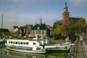 Museumshafen Leer mit historischer Waage und Rathaus