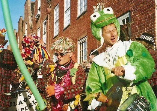 Lustige Musikanten aus den Niederlanden sorgen beim traditionellen Tulpenfest für ausgelassene Stimmung