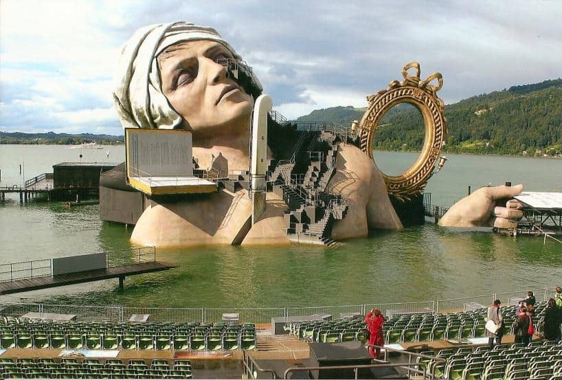 Bregenzer Seebühne im Bodensee: die 24 m hohe Figur des Revolutionsführers Jean Paul Marat steht im Mittelpunkt der Inszenierung Andre Chenier mit der Musik von Umberto Giordano. Bis zum 18. August 2012 ist die Oper in vier Akten in Bregenz zu erleben.