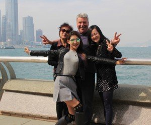 Unser Autor mit Chinesinnen in Hong Kong und vor einem der riesigen Flugzeug-Triebwerke 