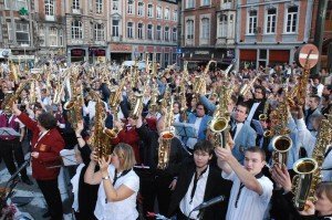 Ein Fest der Saxophone: Hunderte Musiker drängen sich mit dem Instrument durch die kleinen Gassen Dinants Foto: Fred Hafner
