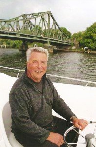 Dr. Peer Schmidt-Walther, maritimer CTOUR-Experte, steuerte ein Hausboot an der Glienicker Brücke Foto: Hans-Peter Gaul
