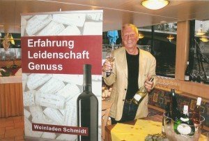 Dietmar Schmidt kredenzte an Bord der „Spree Diamant“ Spezialitäten aus seinem Weinladen im Prenzlauer Berg Berlin Foto: H.-P. Gaul