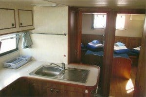 Blick in die Hausboot-Kombüse und in Kabinen