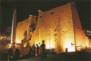 Der berühmte Luxor-Tempel bei Nacht