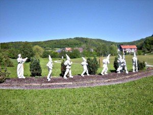 Die steinerne Figurengruppe "Schneewittchen und die sieben Zwerge" am Eingang zum Schneewittchendorf Bergfreiheit bei Bad Wildungen