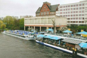 Am Schiffsrestaurant „Spree-Blick“ an der Hansabrücke fand die Doppeltaufe statt