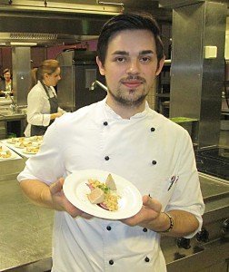 Trophäengewinner Jonas Venz auf der locker-fröhlichen Küchenparty      mit Thunfisch auf provenzalischem Bohnenragout