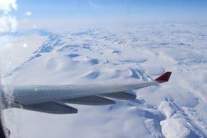 Nach zwei weiteren Flugstunden wieder Festland unterm Flugzeug Grönlands Nordostküste