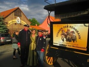 Die Beelitzer Spargelkönigin mit Postkutschern aus Brück am Spargelhof Jakobs