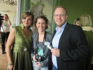 Geschäftsführer des Tourismusverbands Fläming e. V. Daniel Sebastian Menzel mit Marketing-Mitarbeiterin Alexandra Stein und Spargelkönigin Dana Beiler