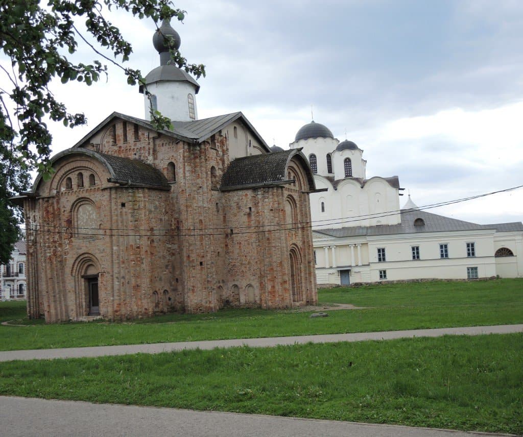 Die Kirche der Überseekaufleute - Paraskewa-Pjatnitzki-Sabor. Im Hintergrund die mit Geldspenden der Hanse restaurierte mittelalterliche   Nikolauskathedrale
