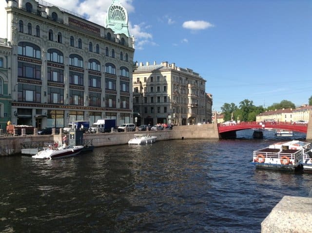 Eine Kanal-Fahrt durch St. Petersburg gleicht einer Fahrt durch russische Geschichte und Literatur