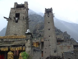 Wehr- und Wohntürme der Qiang-Minderheit im Dorf Taoping in der Provinz Sichuan