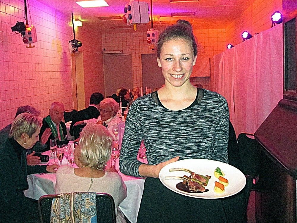 Wettbewerbssiegerin Sandra Krumreich ganz entspannt ohne Arbeitskluft während der Küchenparty mit ihrem Hauptgericht