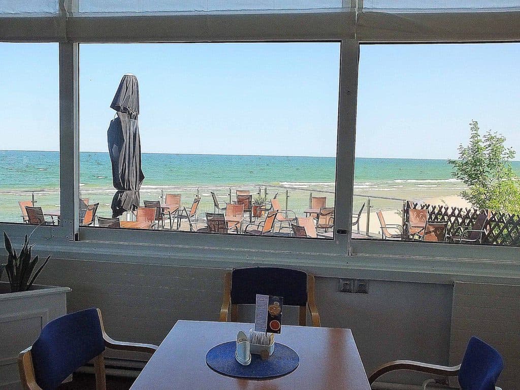 Das Frühstücksrestaurant hat einen Innen- und einen Terrassenbereich - Blick auf die Ostsee immer inklusive.