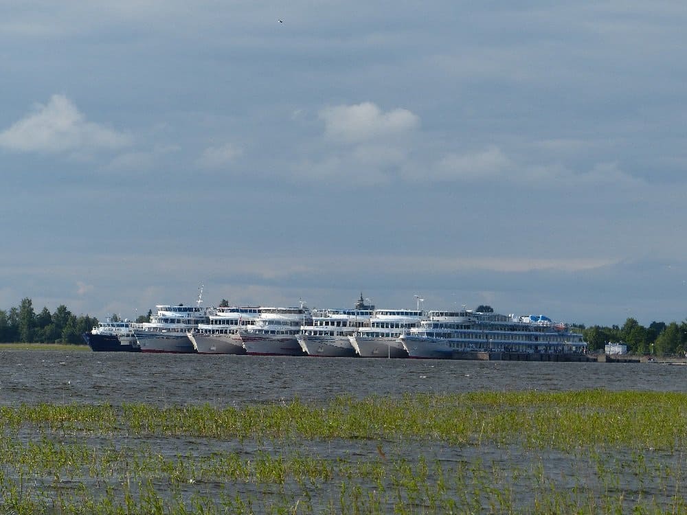 Touristenschiffe vor der Insel Kischi