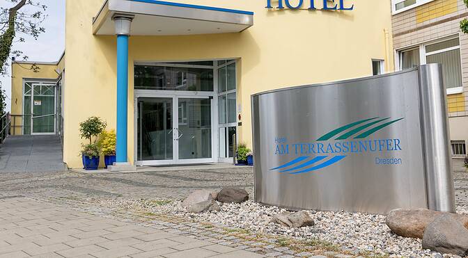 EIN HAUS MIT VIELEN BLICKEN